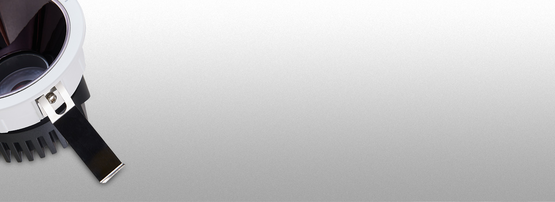 優質彈簧卡扣，穩定牢固 自然融入天花板...