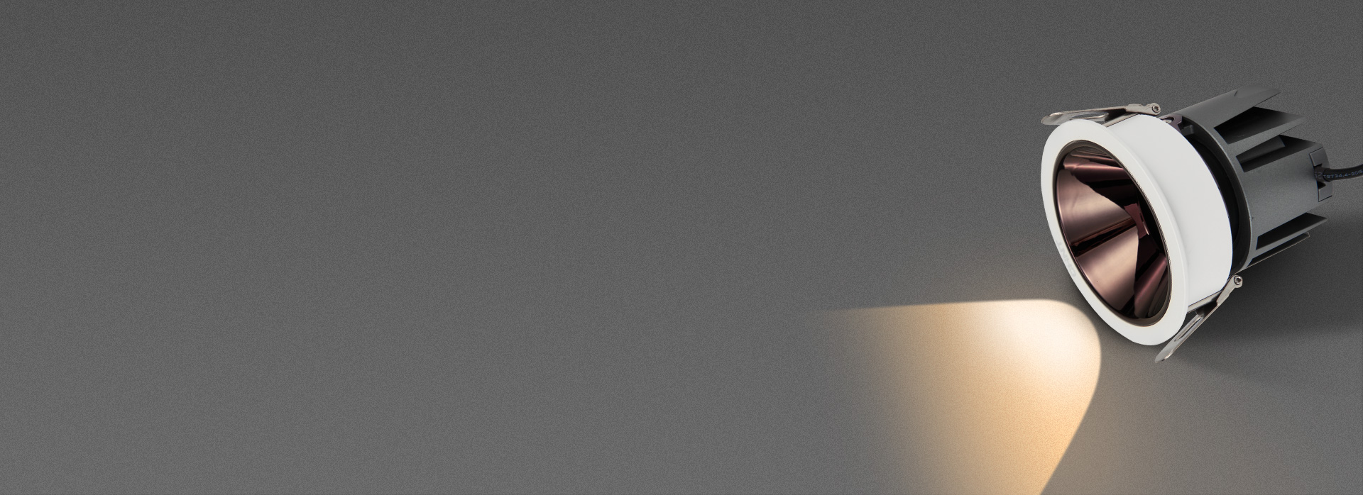 深防眩設計，光線柔和不刺眼 光源深藏，...