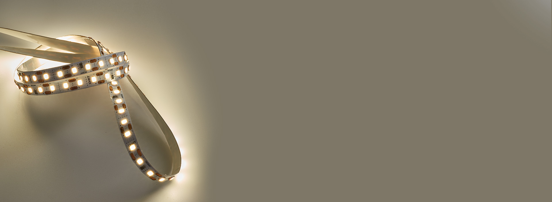 韌性強，耐彎耐折 易彎曲，可根據(jù)復雜場...