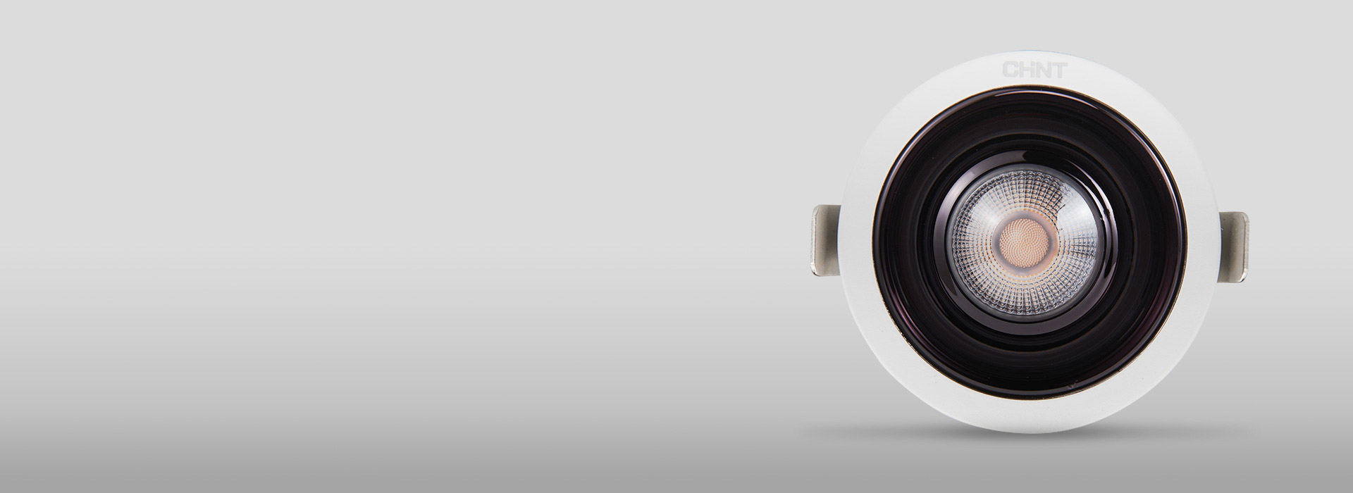 柔光防眩 光學擴散板，出光均勻柔和。 