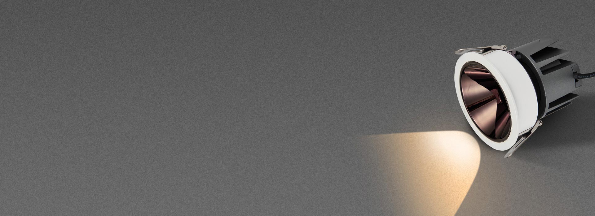 深防眩設計，光線柔和不刺眼 光源深藏，...