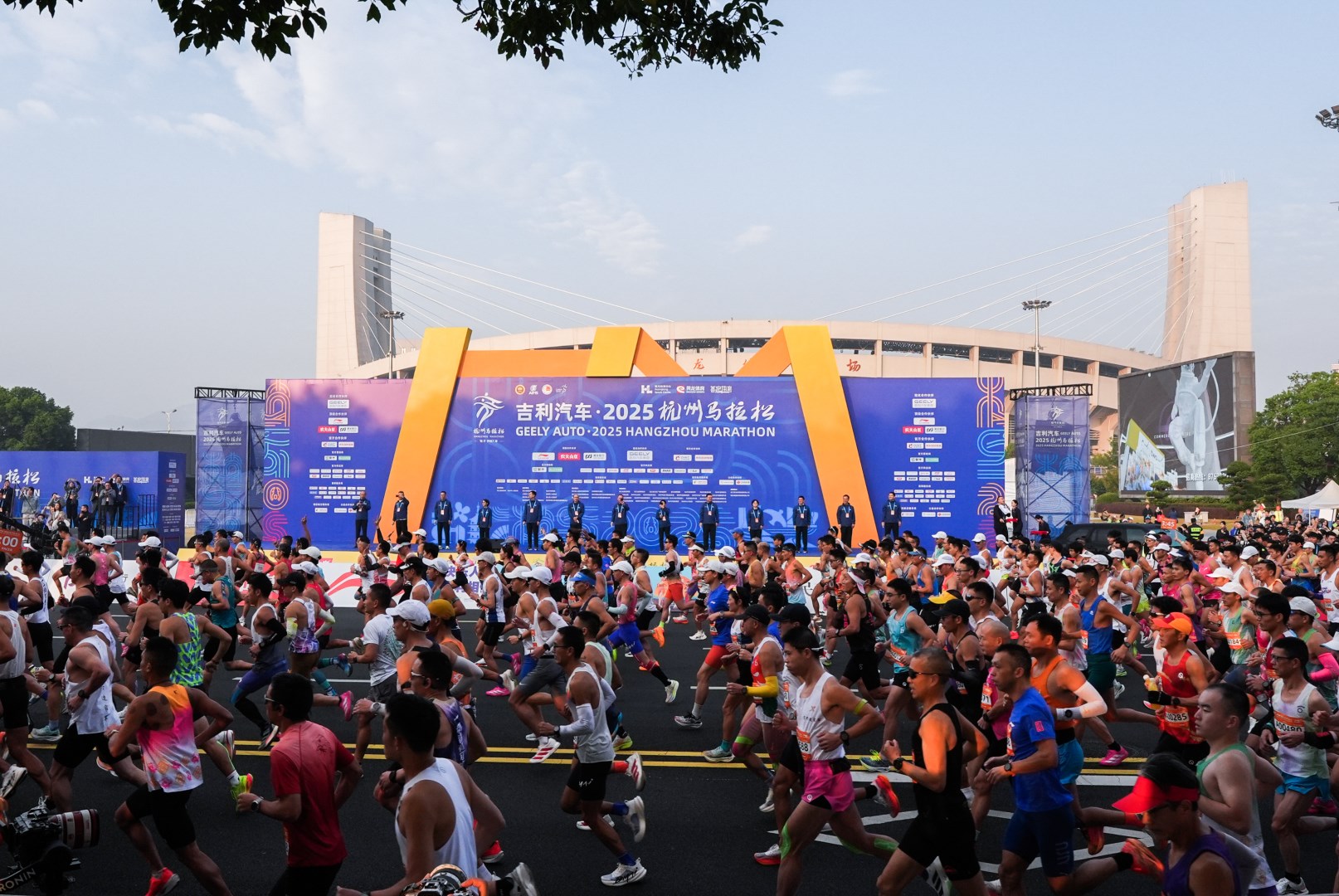 2025杭馬燃情收官，888集團居家陪跑滿電熱愛-2